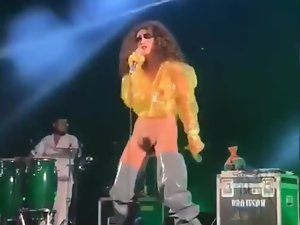 सेक्सी बालों गायक 4 नग चरण संगीत कार्यक्रम पर सार्वजनिक नग्न