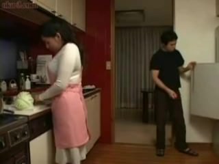 Ibu Jepun dan Anak dalam Pastime Dapur