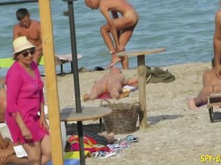Nudista madura inexpert de sneezles playa Voyeur - Maduras Notebook plano de gatito