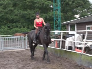 Śliczne nastolatki z Holandii są topless i gotowy reach jazdy konie