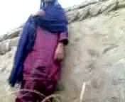 Pakistán Shire ocultación de la muchacha contra la pared de la cogida