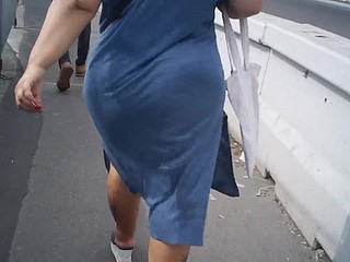 거리에서 몰래 파란색 아랍어 엉덩이.