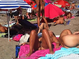 性感裸体的女士一丝不挂在沙滩上