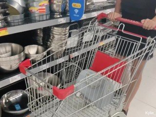 [PREVIEW] Kylie_NG Squirts With xe của cô Sau khi mua sắm tại một siêu thị