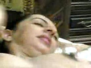 Lascivious árabe Obtém seu bichano raspado fodido por um grande galo - Porn Tiro