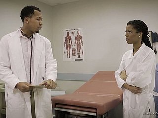 Сексуальный врач Кира Noir манит ее высокий коллега быть трахал в больнице